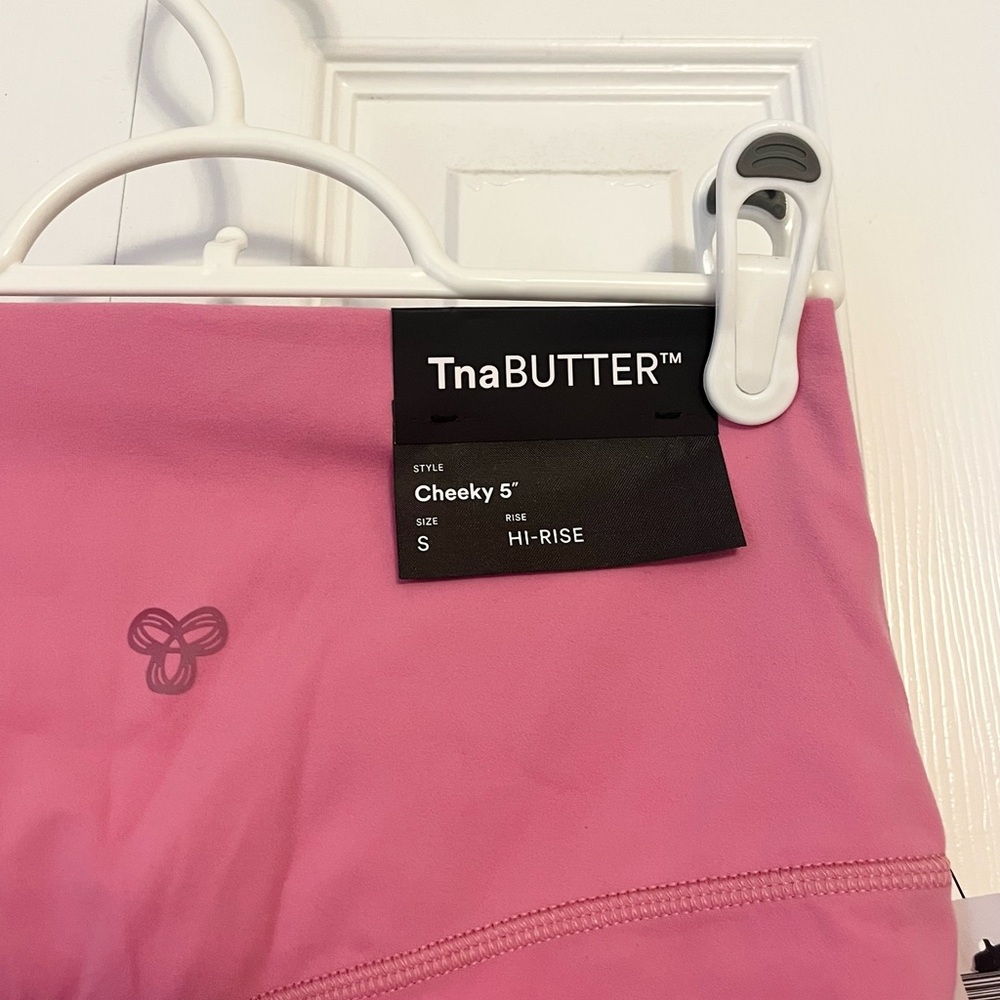 Aritzia TNA butter cheeky 5β shorts - Picture 2 of 5